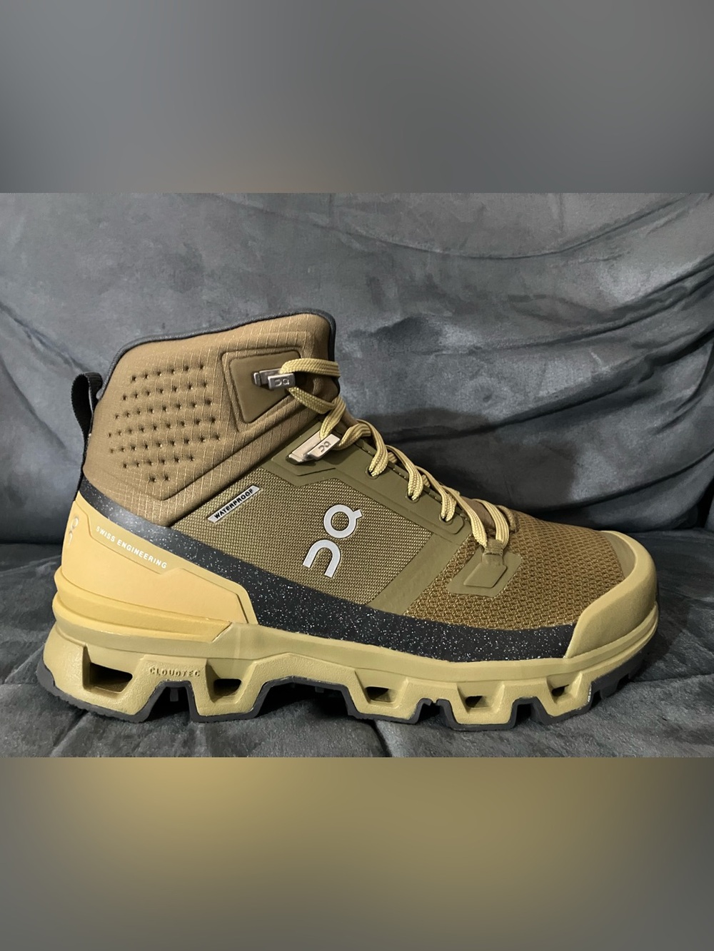 On Running Men's Trail Mid Boots in Olive/Khaki